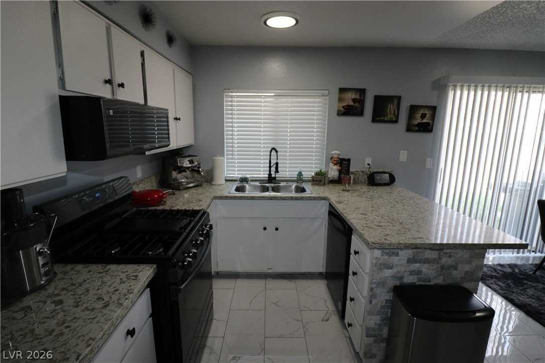 4800 Fernley Way - Photo 7 of 33