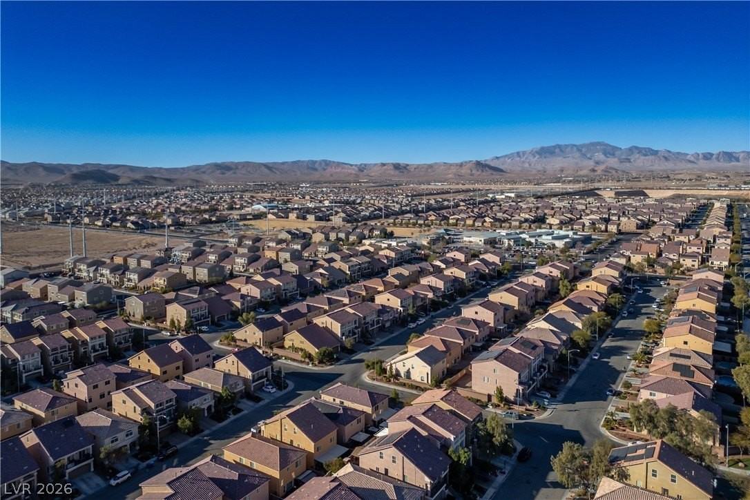 5295 Ledgewood Creek Ave - Photo 6 of 41