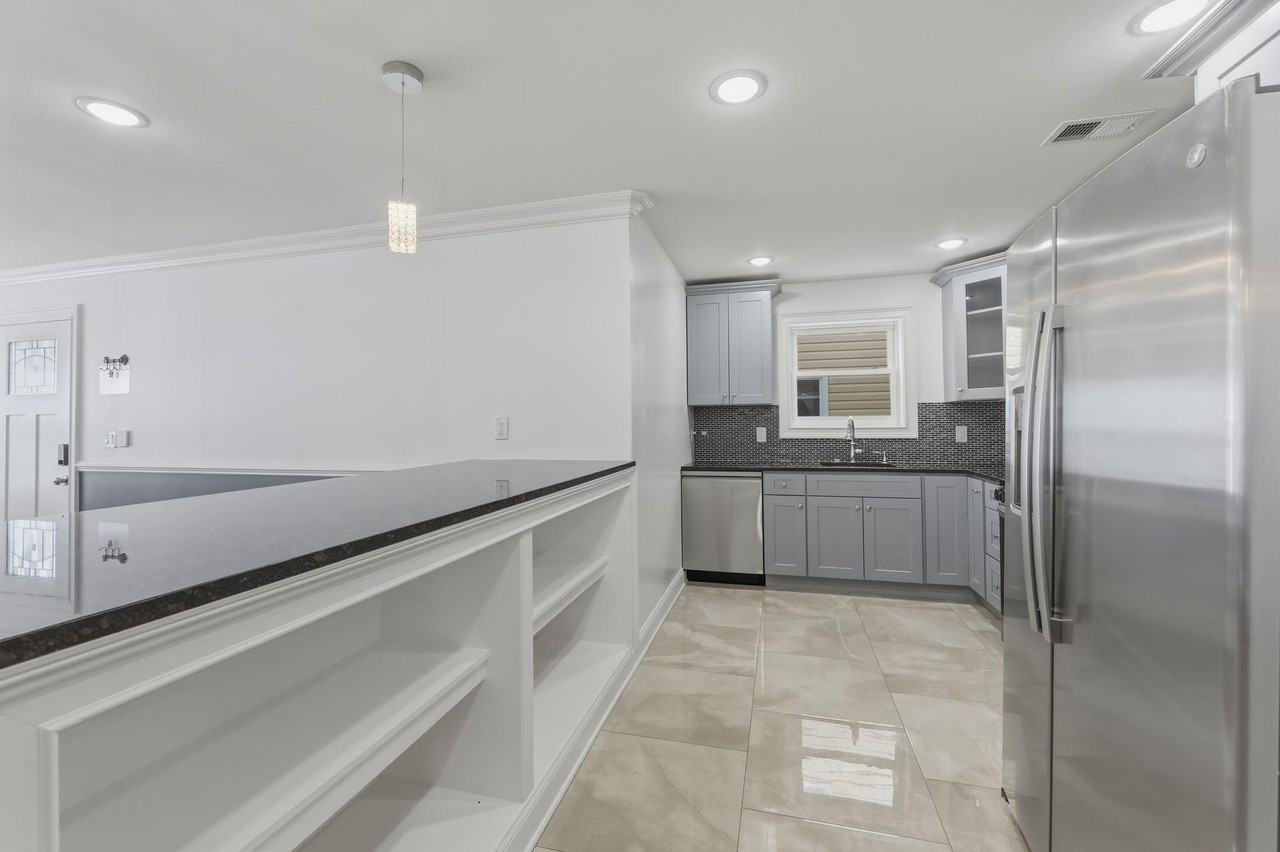 915 S 18th St #1 - Photo 2 of 14