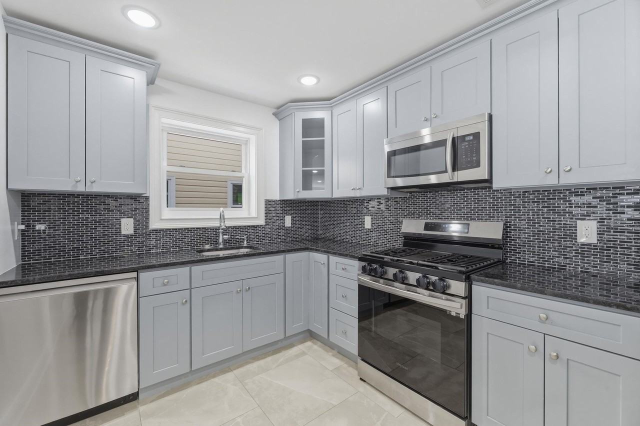 915 S 18th St #1 - Photo 5 of 14