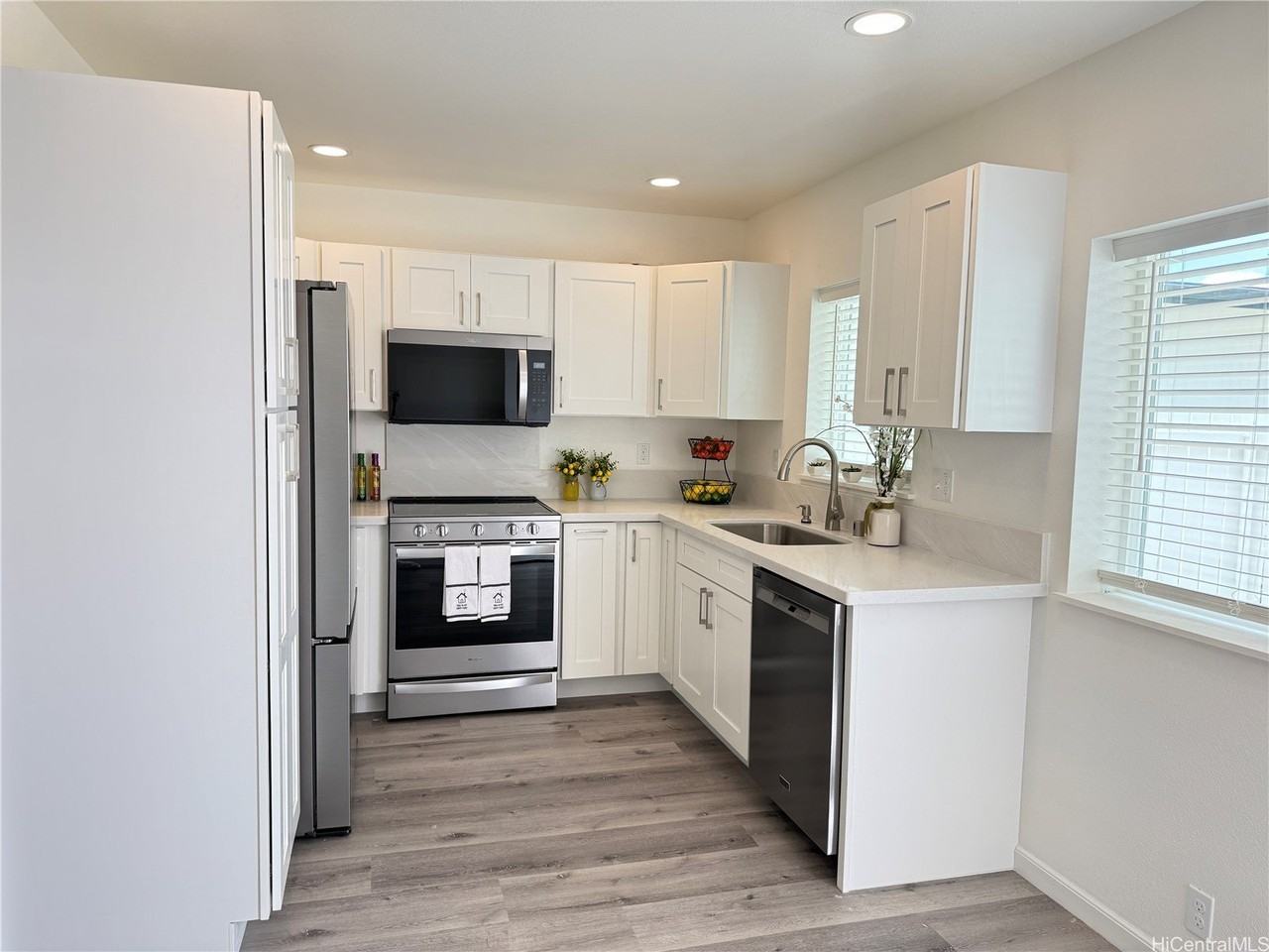 527 Kaumakani St - Photo 4 of 15