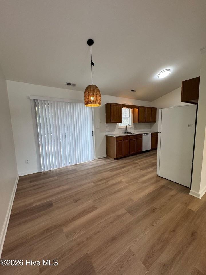 135 Glenwood Dr - Photo 4 of 13