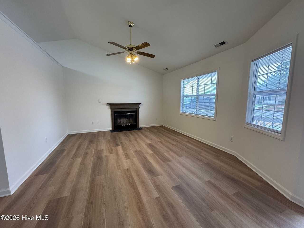 135 Glenwood Dr - Photo 5 of 13