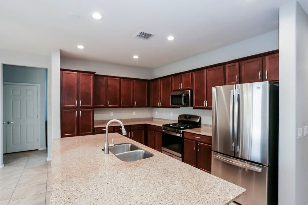 7213 W Jones Ave - Photo 6 of 17