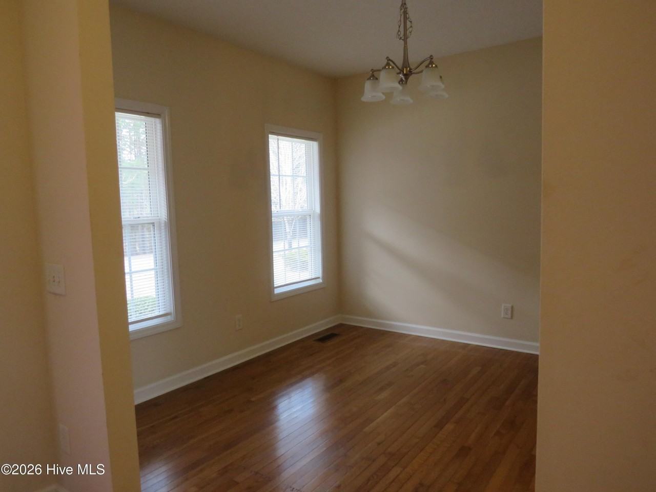 240 Robert Pl - Photo 5 of 26