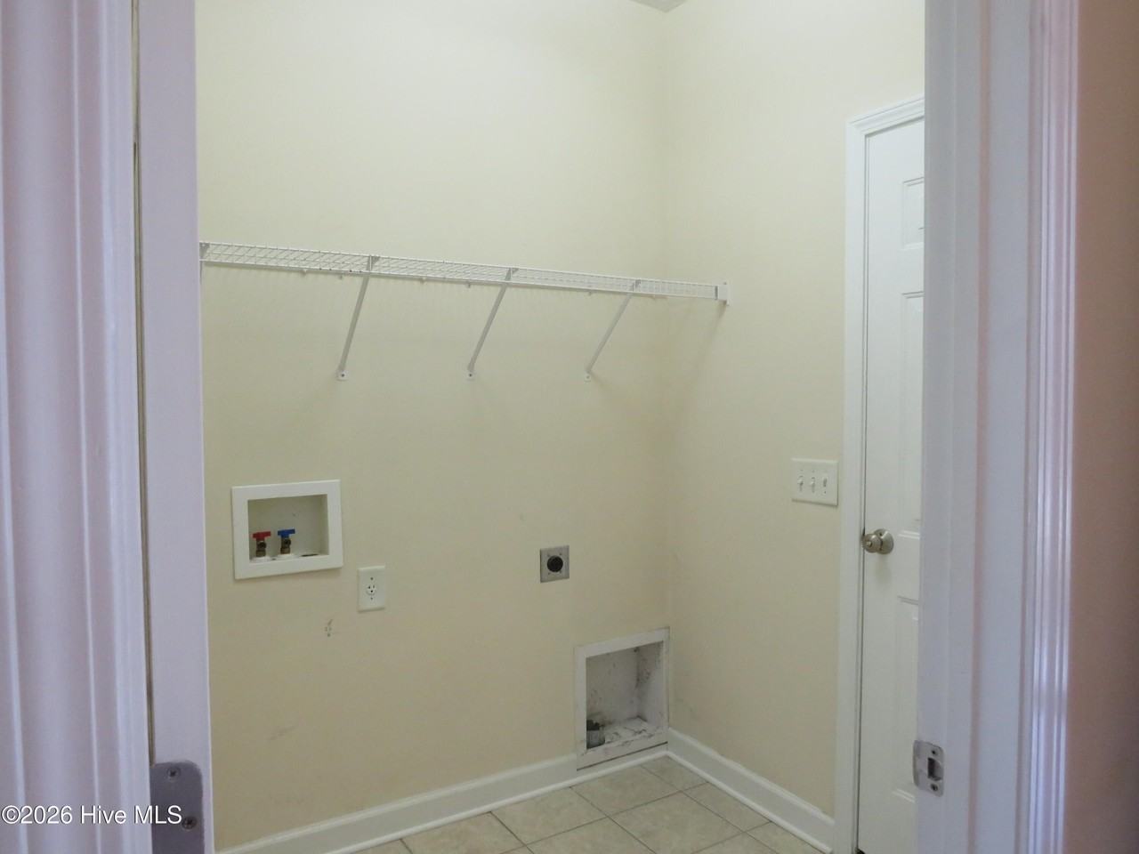 240 Robert Pl - Photo 6 of 26