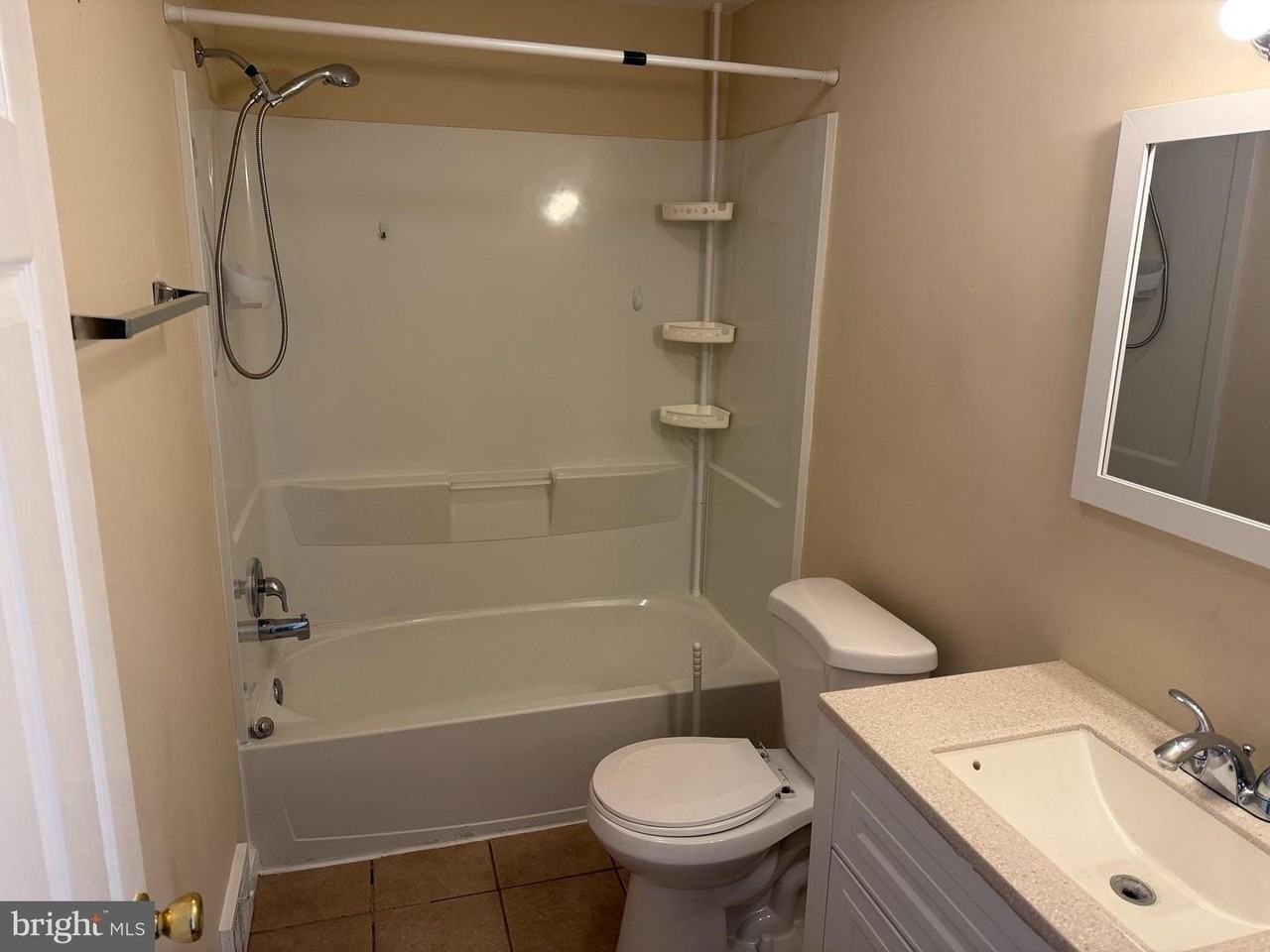 119 Larch Ave - Photo 5 of 10