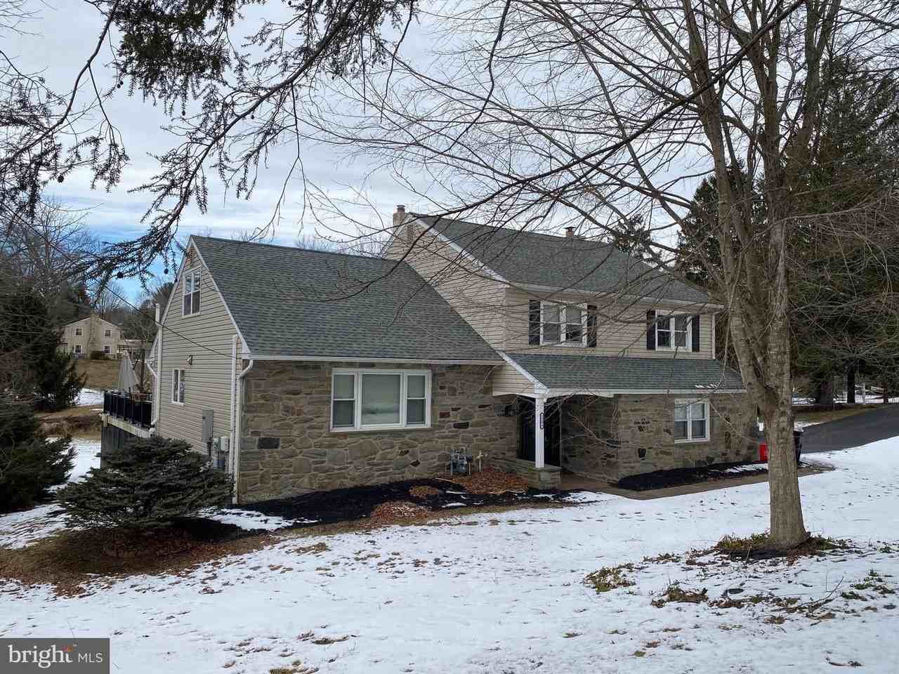 1104 Dunvegan Rd - Photo 2 of 38