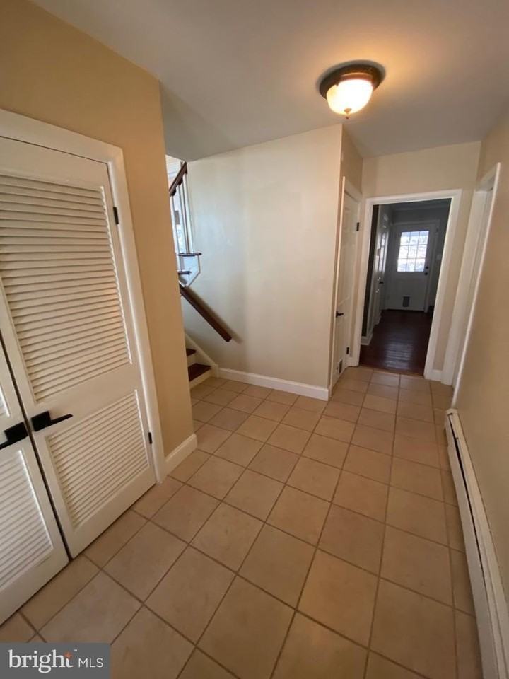 1104 Dunvegan Rd - Photo 3 of 38