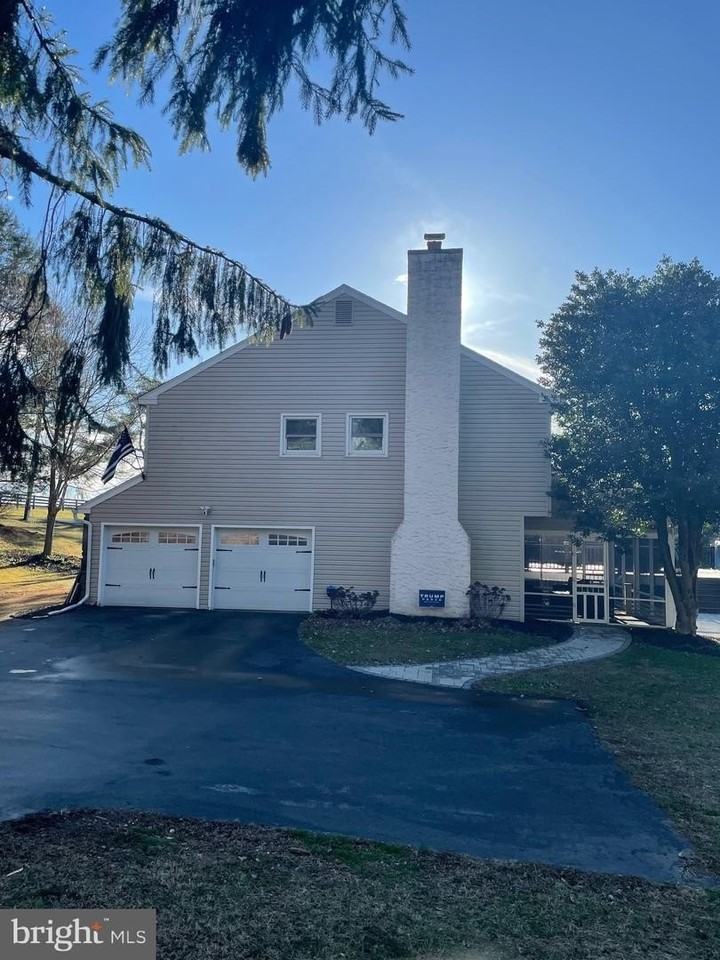 1104 Dunvegan Rd - Photo 4 of 38