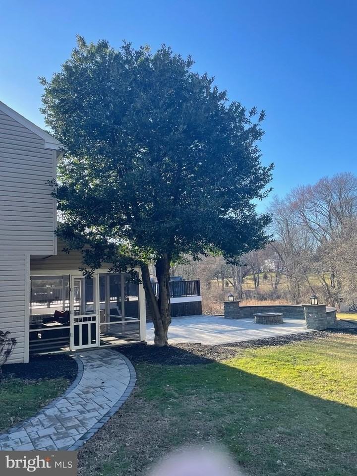 1104 Dunvegan Rd - Photo 5 of 38