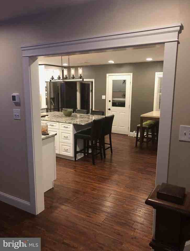 1104 Dunvegan Rd - Photo 6 of 38