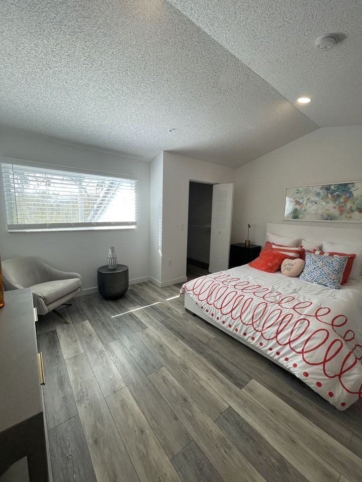 St Tropez Cir - Photo 4 of 8