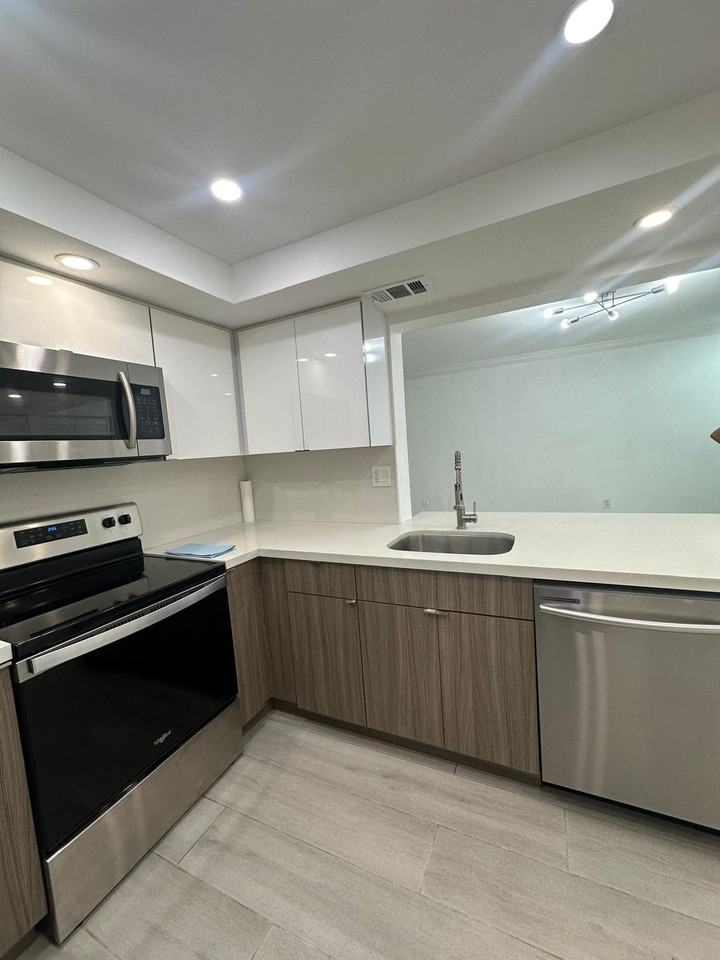 25 Fontainebleau Blvd - Photo 3 of 8