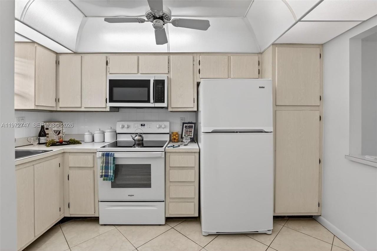 3300 W Rolling Hills Cir #302 - Photo 4 of 32