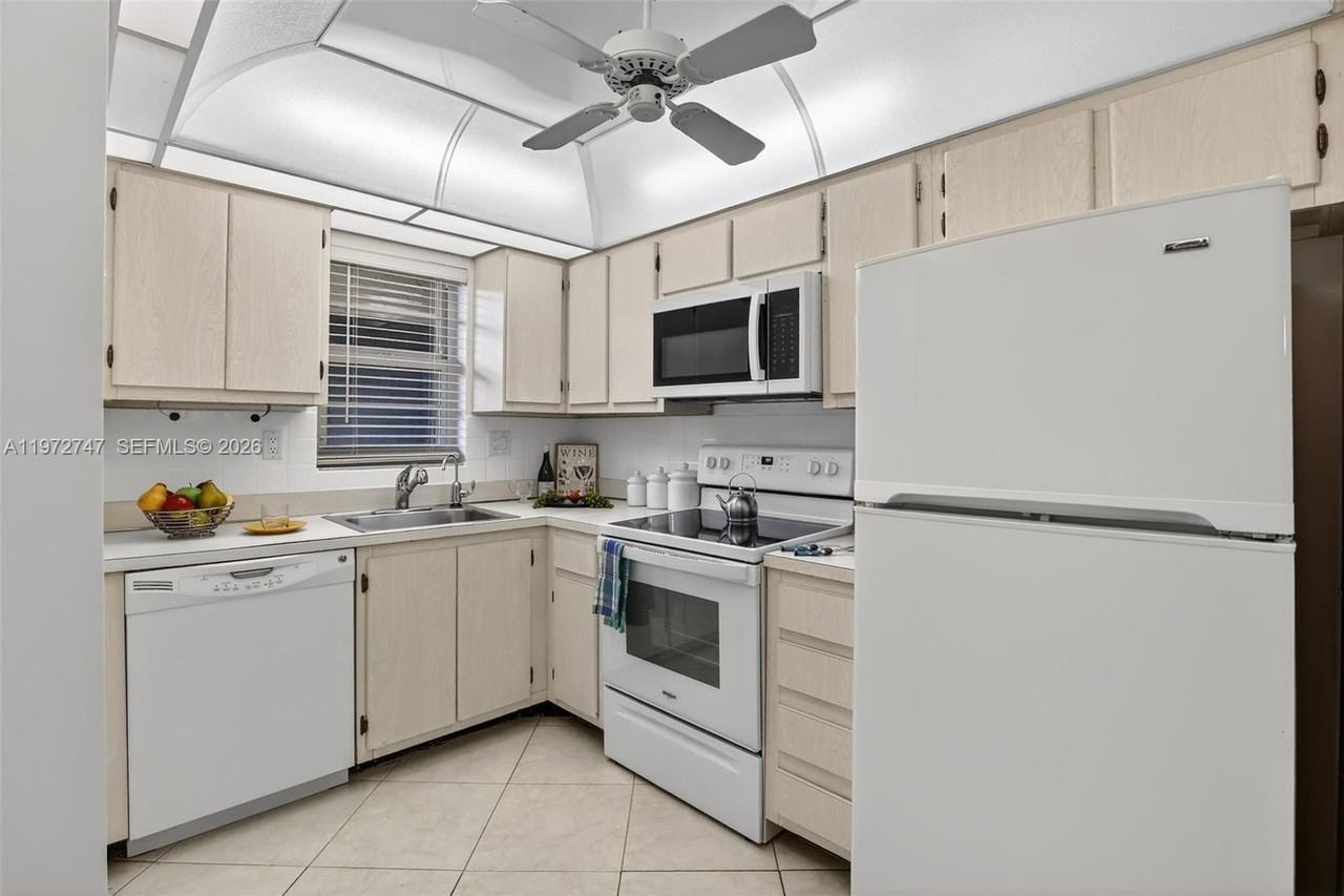 3300 W Rolling Hills Cir #302 - Photo 5 of 32