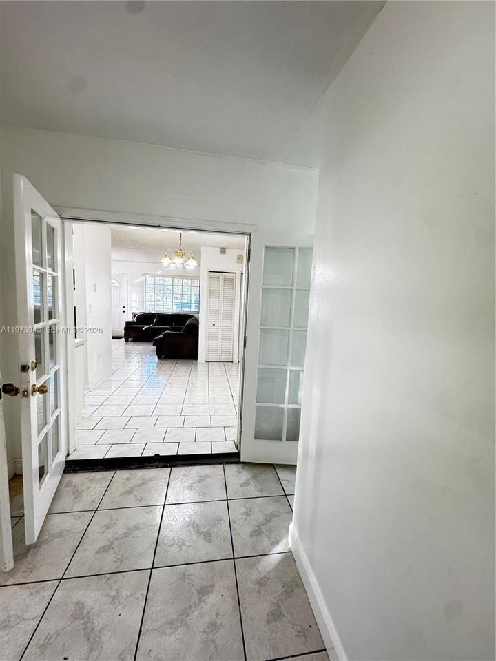 11852 Sw 202nd St - Photo 5 of 13