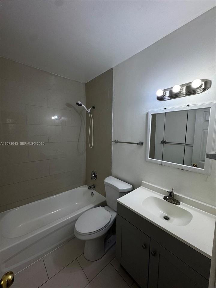 11852 Sw 202nd St - Photo 6 of 13