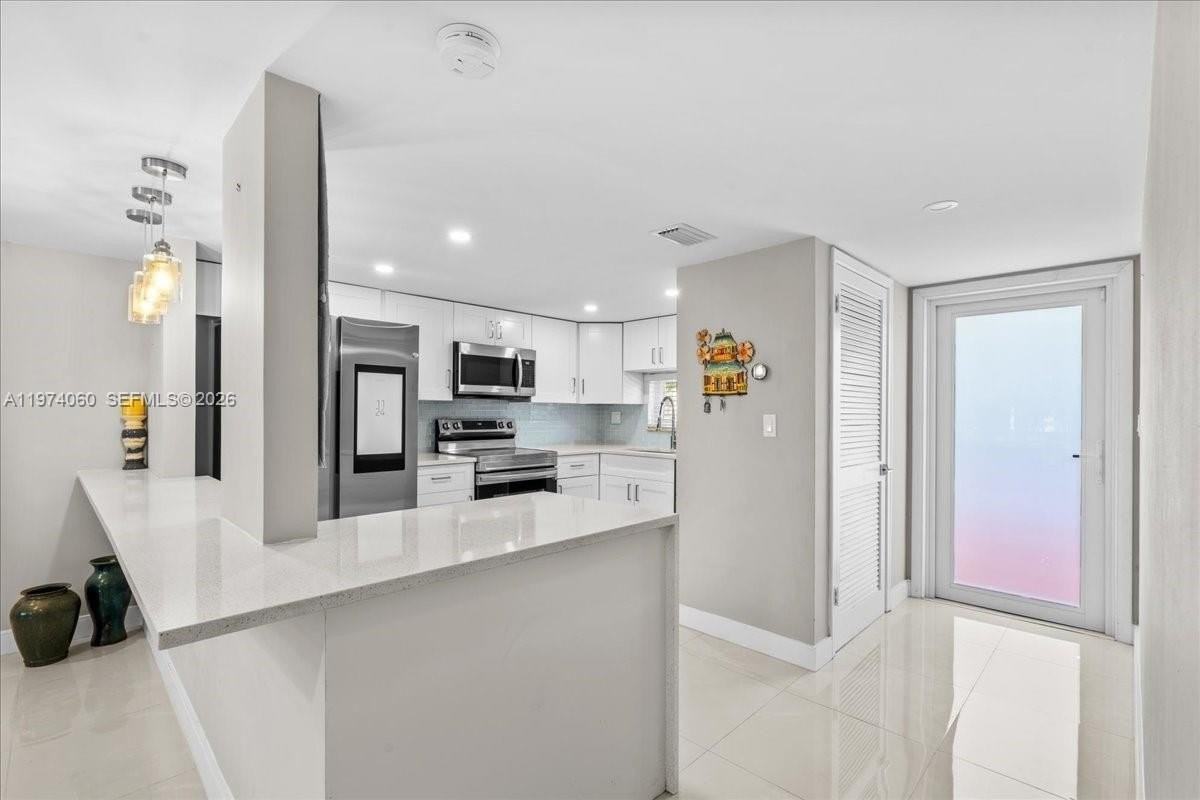 811 S Hollybrook Dr #208 - Photo 4 of 50