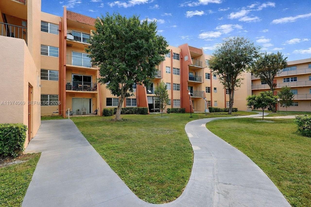 13715 Kendale Lakes Cir - Photo 4 of 39