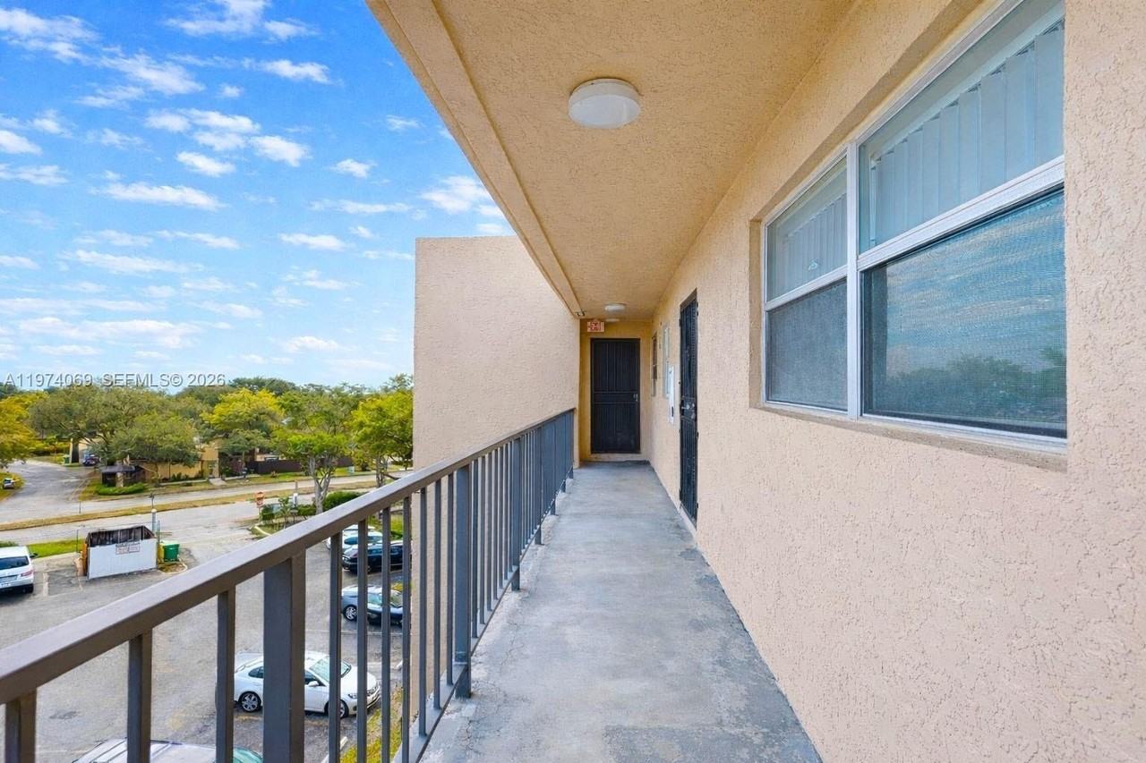 13715 Kendale Lakes Cir - Photo 6 of 39