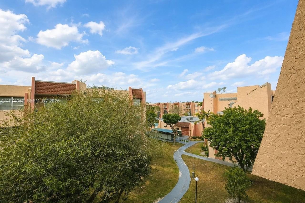 13715 Kendale Lakes Cir - Photo 7 of 39