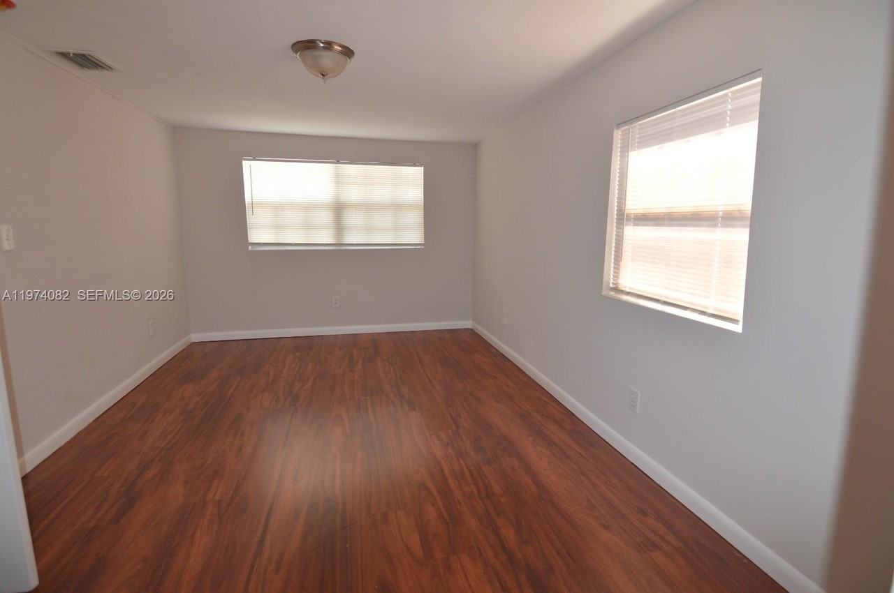 731 Nw 17th Ct - Photo 4 of 10