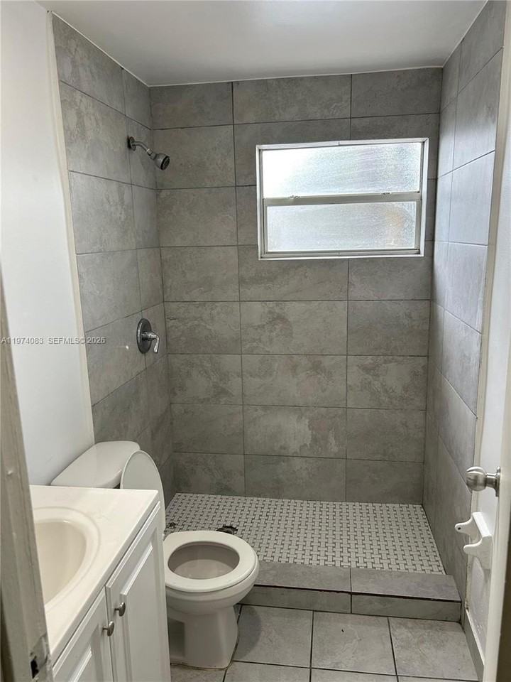 2615 Nw 13th Ct #2 - Photo 4 of 9