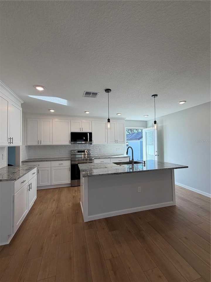 111 W Pearl St - Photo 4 of 13