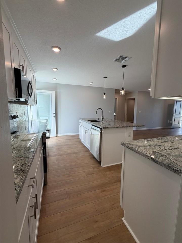 111 W Pearl St - Photo 5 of 13