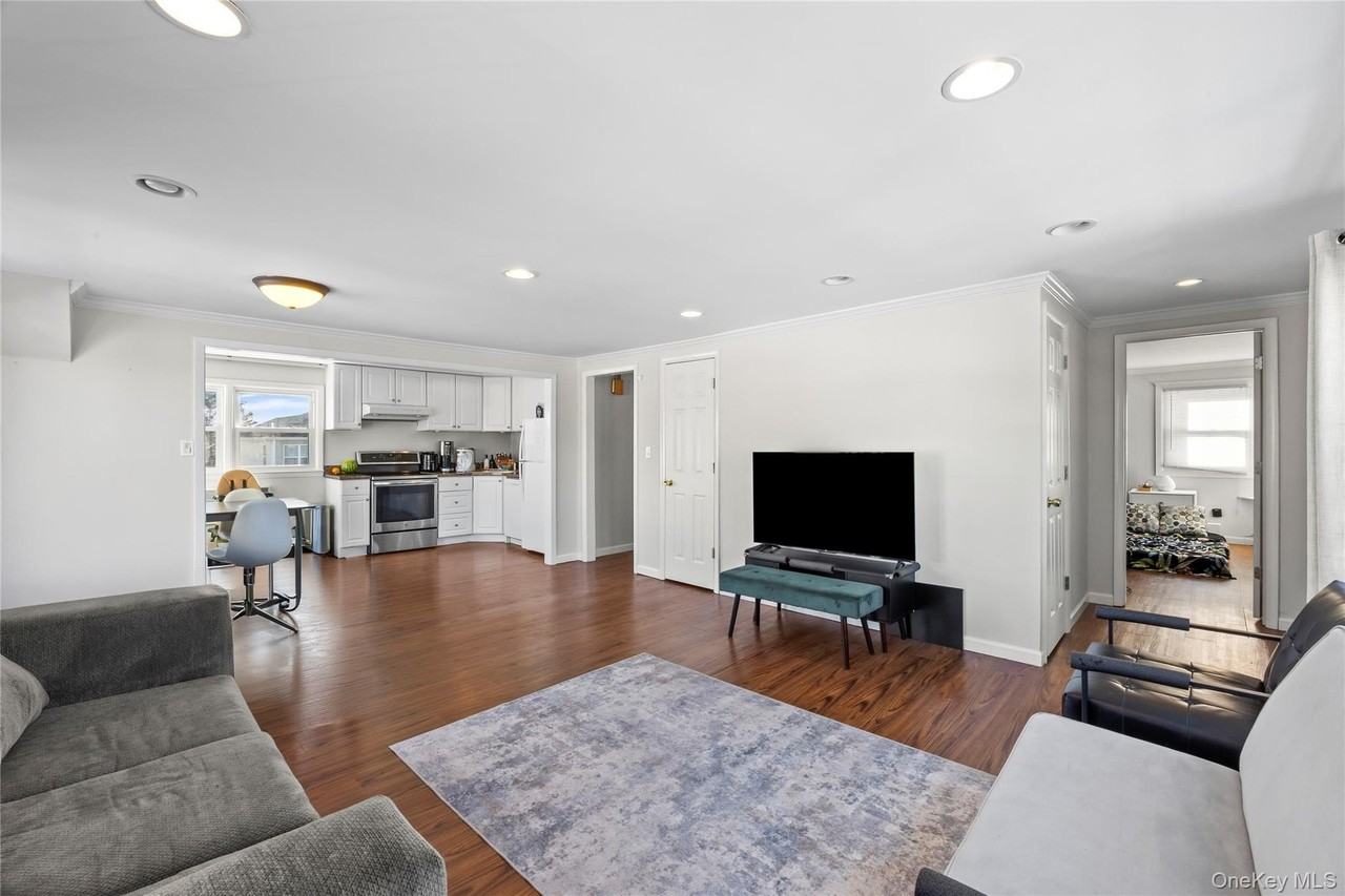 272 N Delaware Ave - Photo 6 of 23