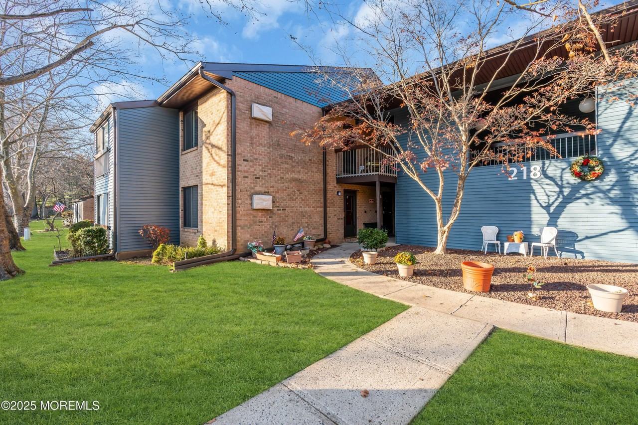 218 Medford Ct Unit A - Photo 2 of 39