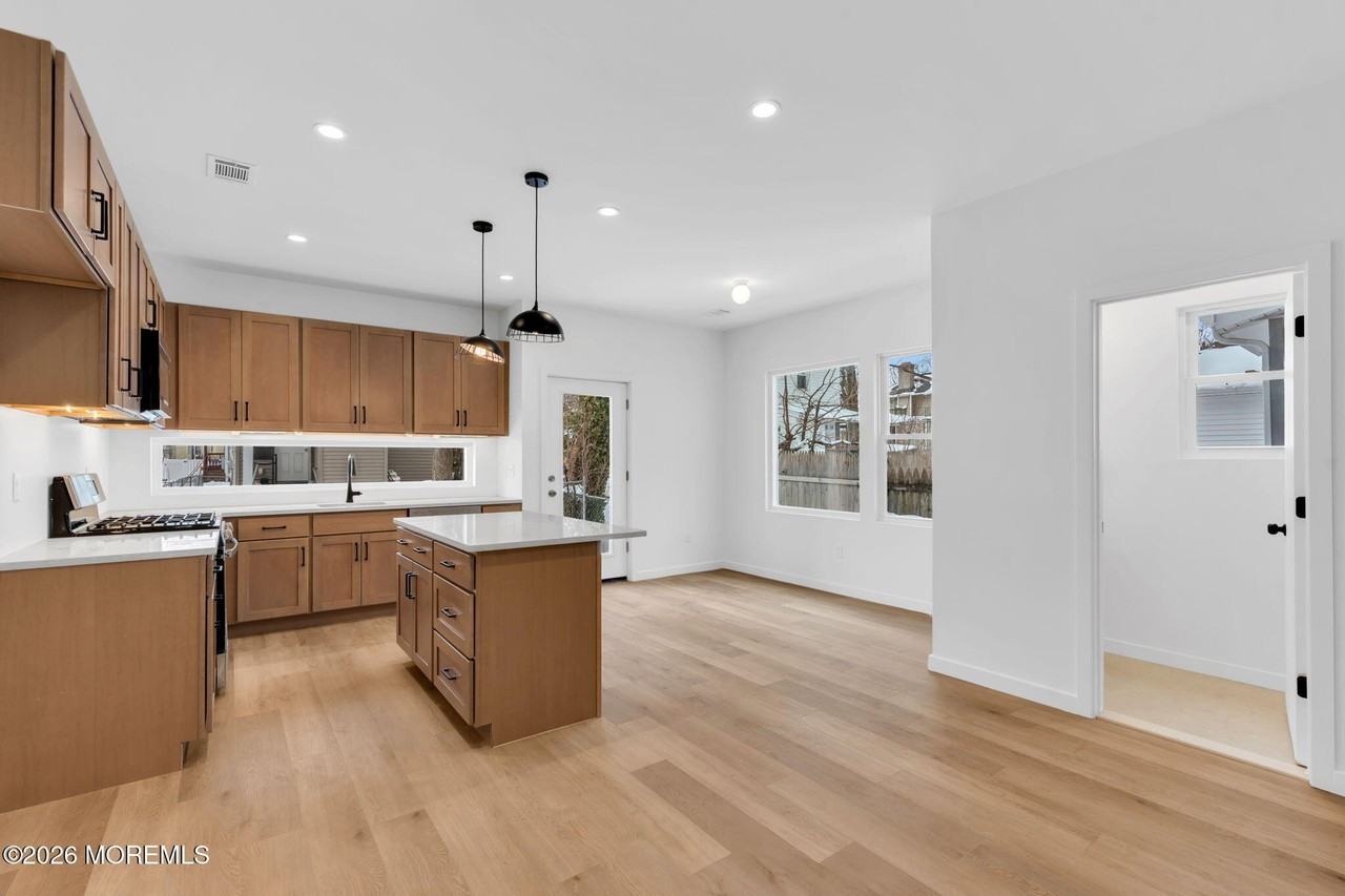 211 De Witt Ave - Photo 5 of 39