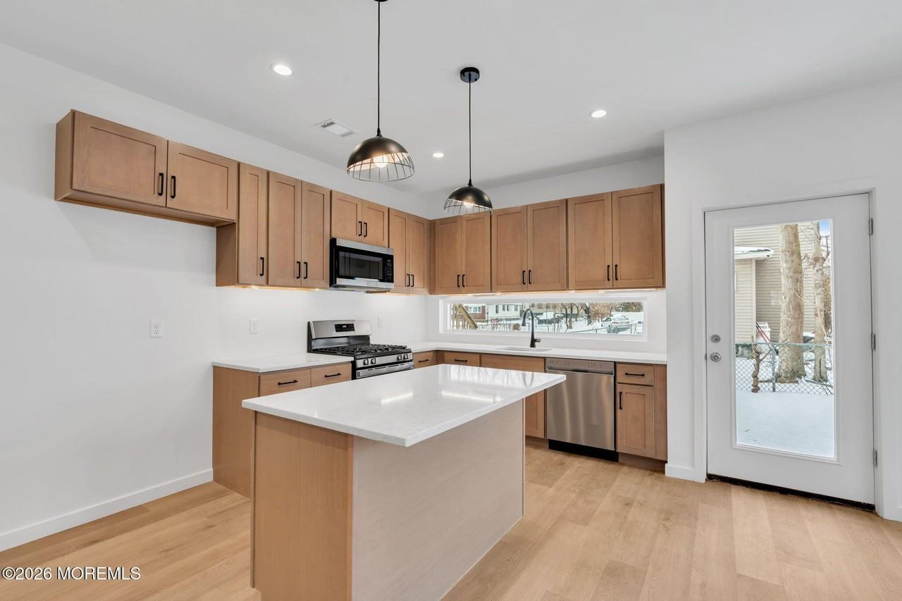 211 De Witt Ave - Photo 6 of 39