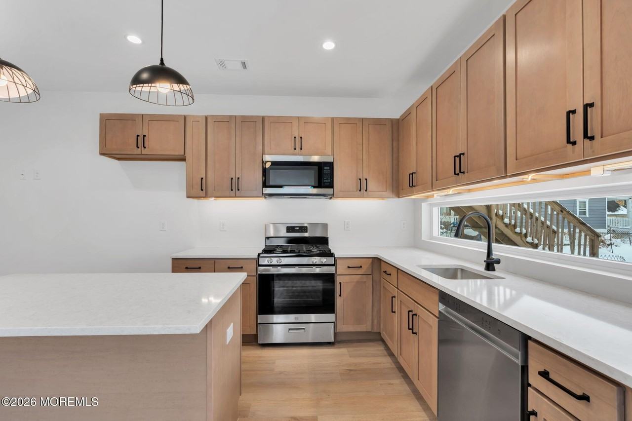 211 De Witt Ave - Photo 7 of 39