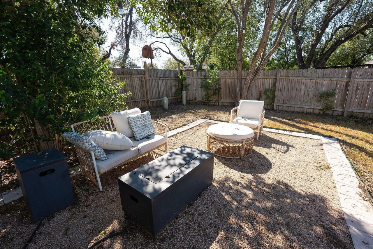 Whispering Oaks Dr - Photo 3 of 41