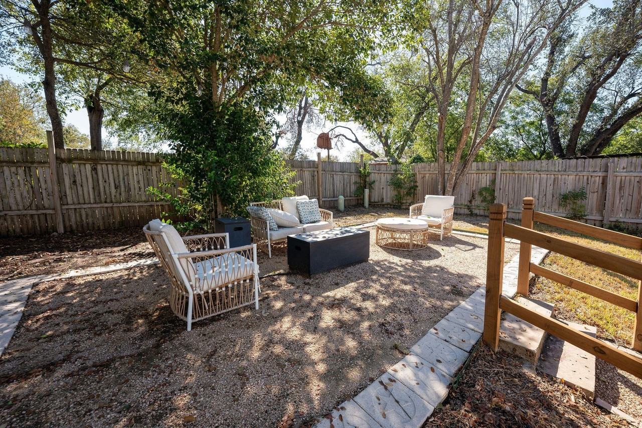 Whispering Oaks Dr - Photo 7 of 41