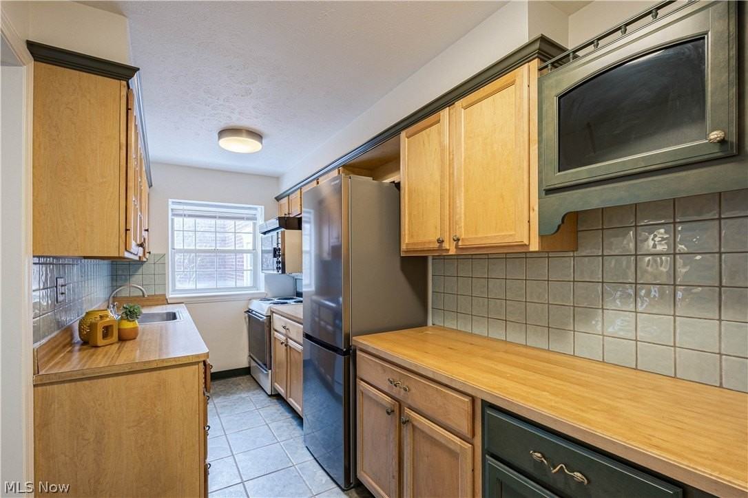 19436 Van Aken Blvd Apt 105 - Photo 6 of 28