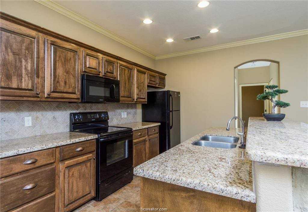 3010 Old Ironsides Dr - Photo 3 of 20