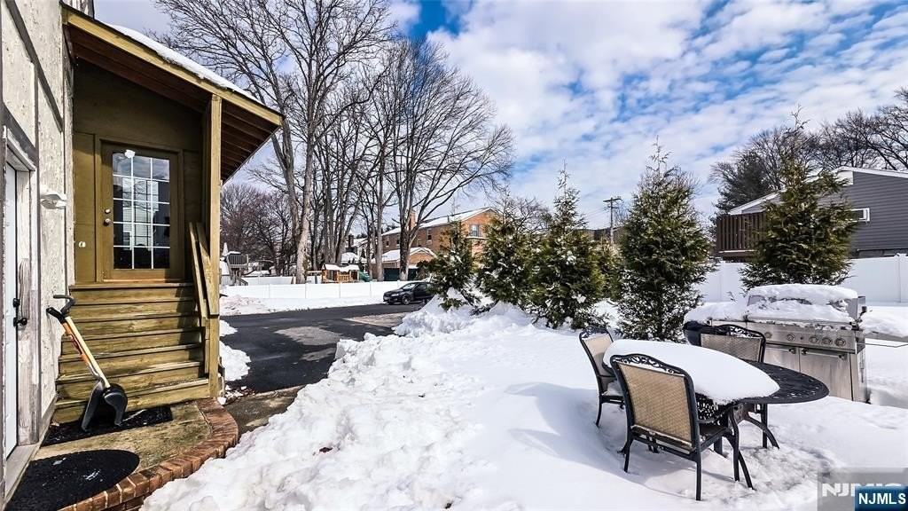 184 Washington St - Photo 2 of 20