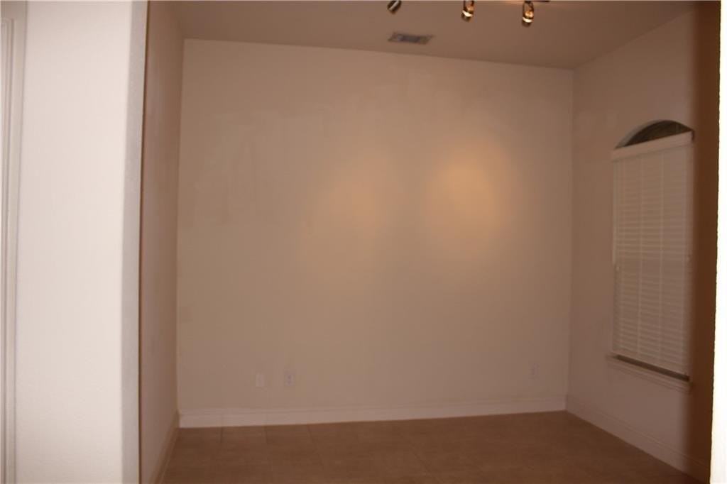 8619 Naomi St - Photo 5 of 27