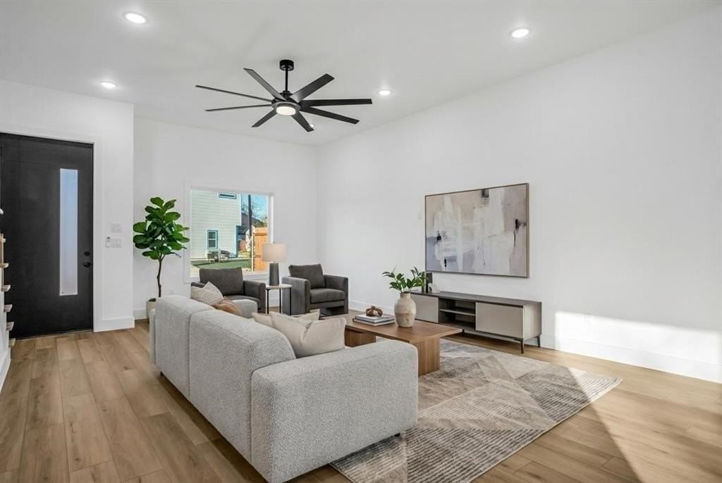 305 Eggar St - Photo 6 of 27