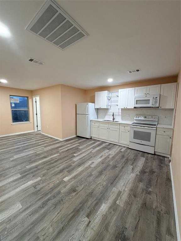 3827 Biglow Dr - Photo 3 of 11