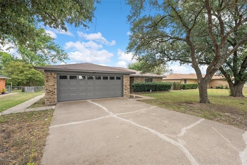 106 Willowcrest St - Photo 2 of 26