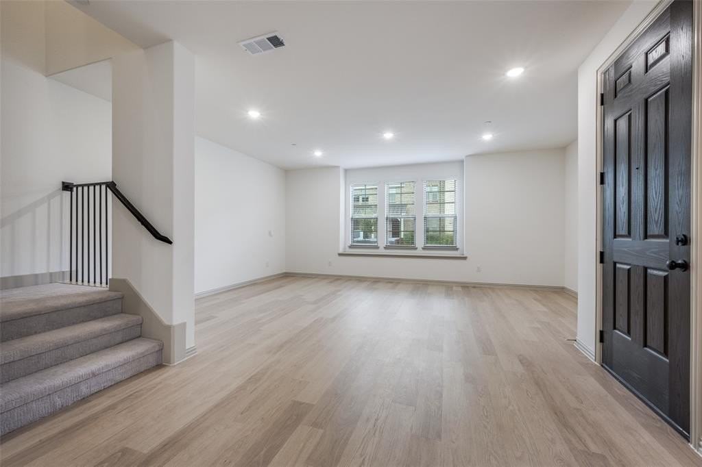 512 Parkside Dr - Photo 3 of 26