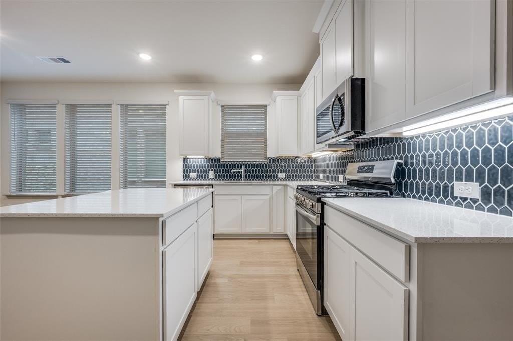 512 Parkside Dr - Photo 4 of 26