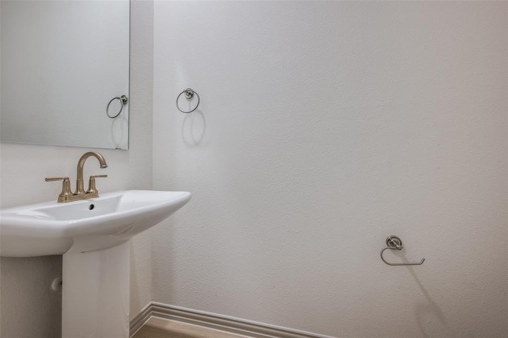 512 Parkside Dr - Photo 6 of 26