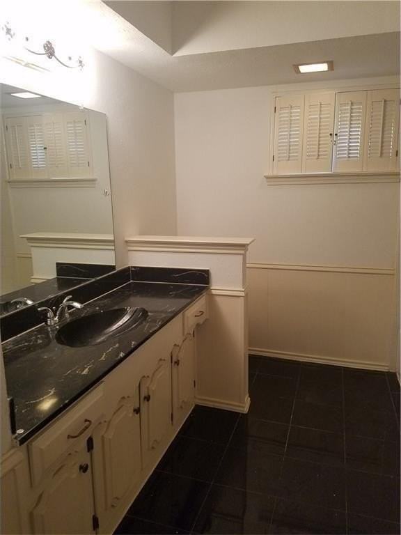 2033 Westridge Dr - Photo 4 of 6