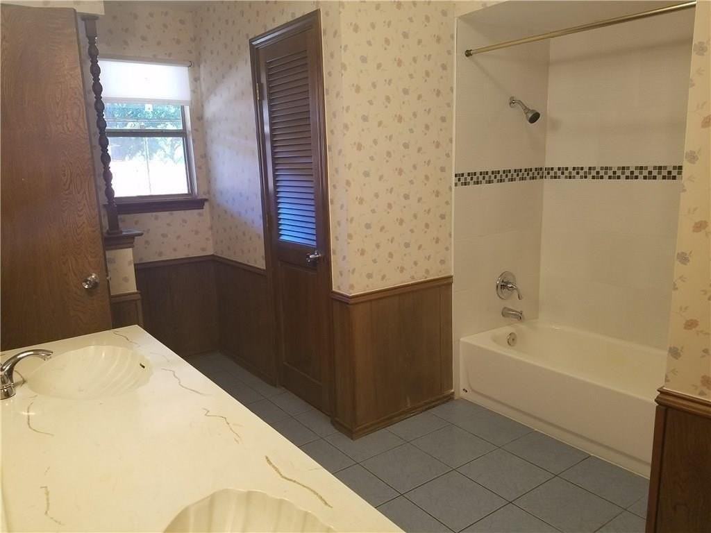 2033 Westridge Dr - Photo 5 of 6