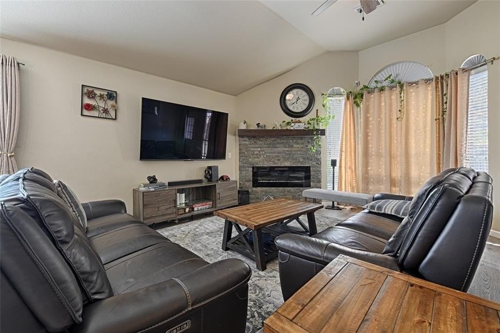 2704 Spring Dr - Photo 3 of 35